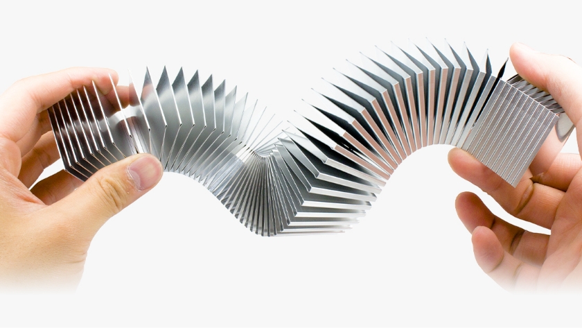 薄板金属を折り曲げて製作した当社独自の薄板放熱フィン。
既存の放熱フィンより軽量で、しかもフレキシブル。配管などの曲面の他、アイデア次第で様々な箇所に取り付け可能です。
