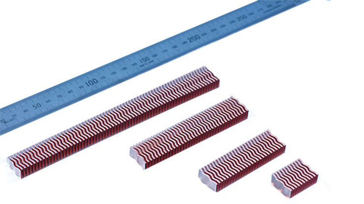 フィンピッチが狭く、フィン高さが高い、高アスペクト比を実現。 平面にも曲面にも取り付け可能な銅製ウェーブフィン